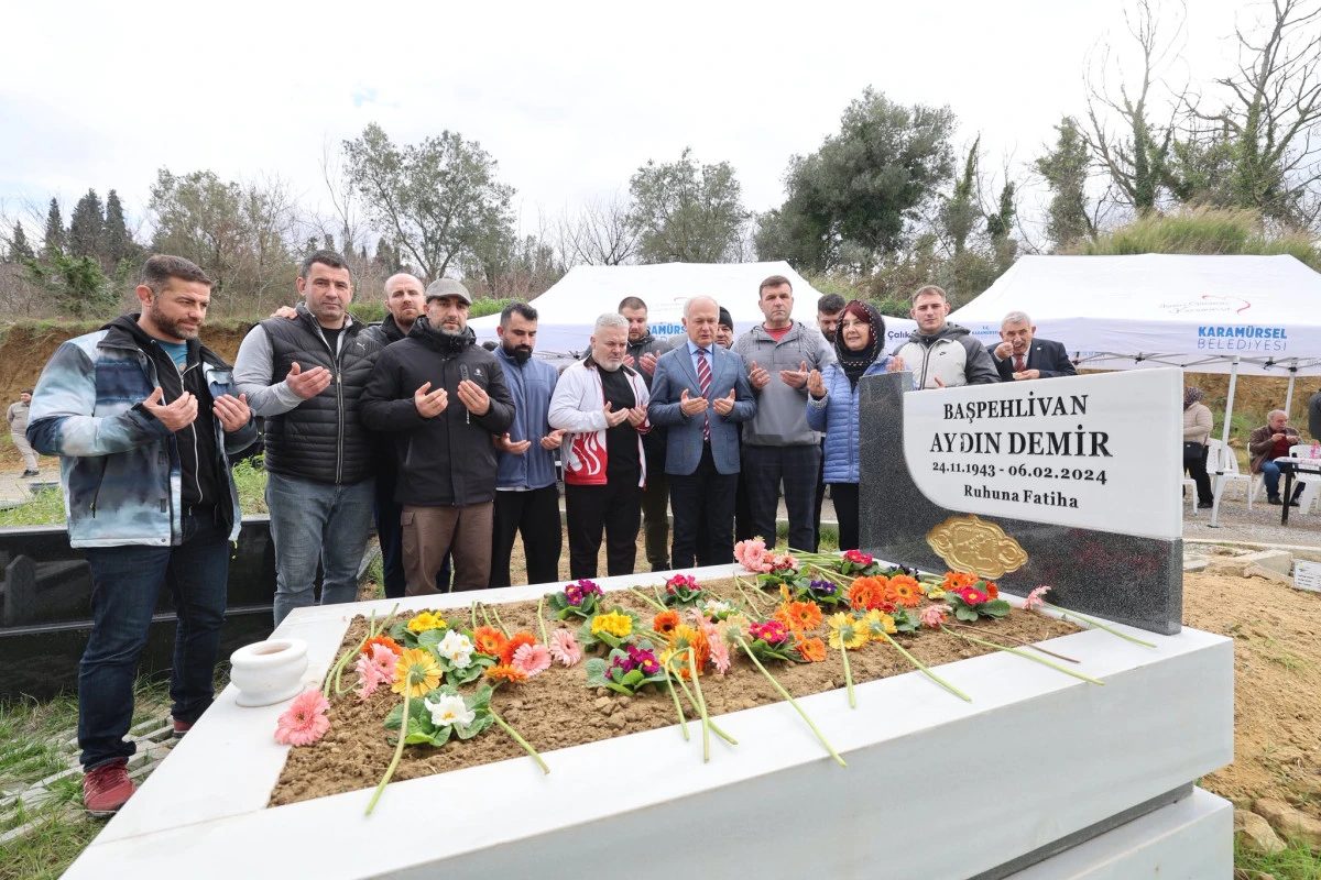 EFSANE PEHLİVAN AYDIN DEMİR MEZARI BAŞINDA RAHMETLE ANILDI