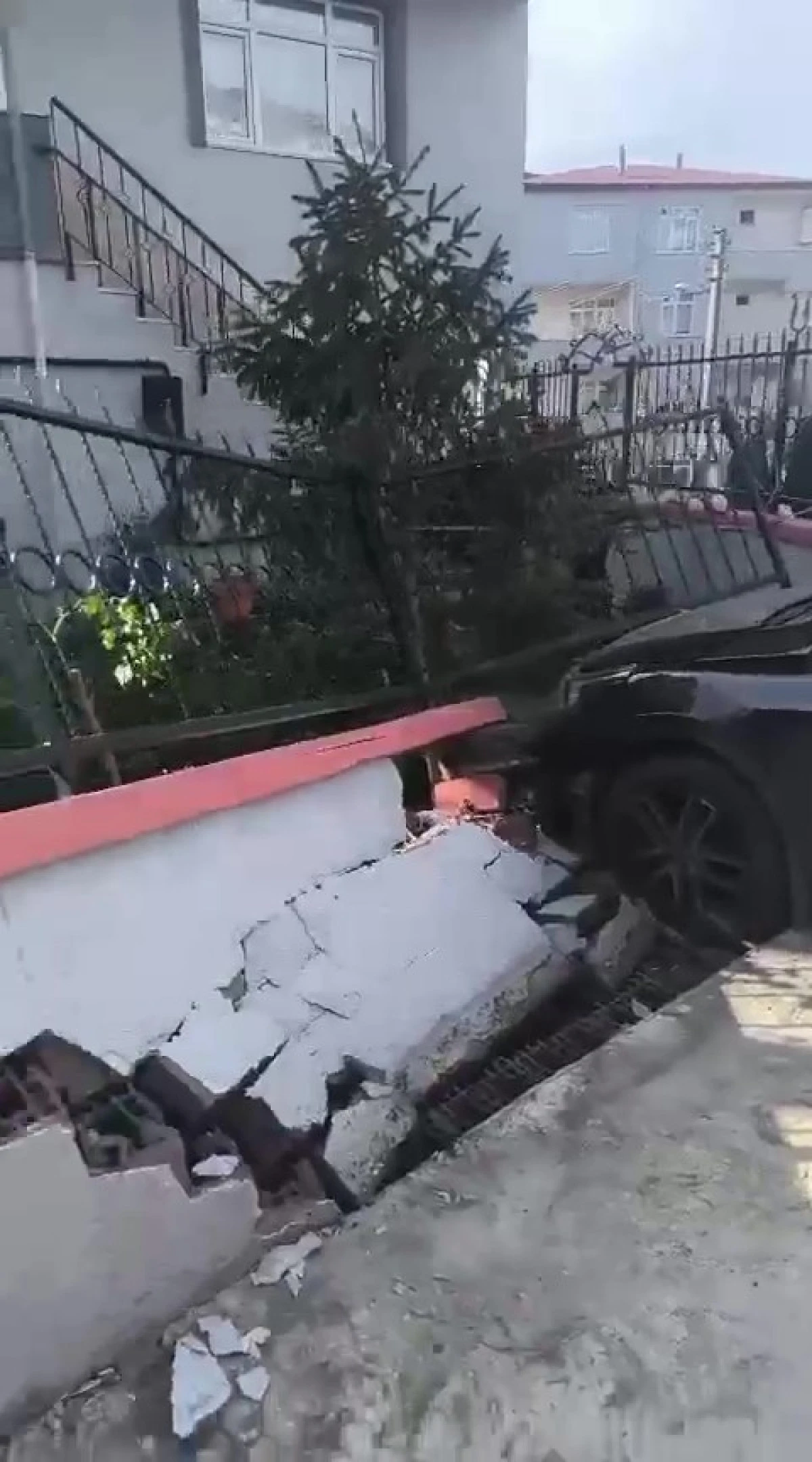 EL FRENİ ÇEKİLMEYEN OTOMOBİL BAHÇE DUVARINI YIKTI