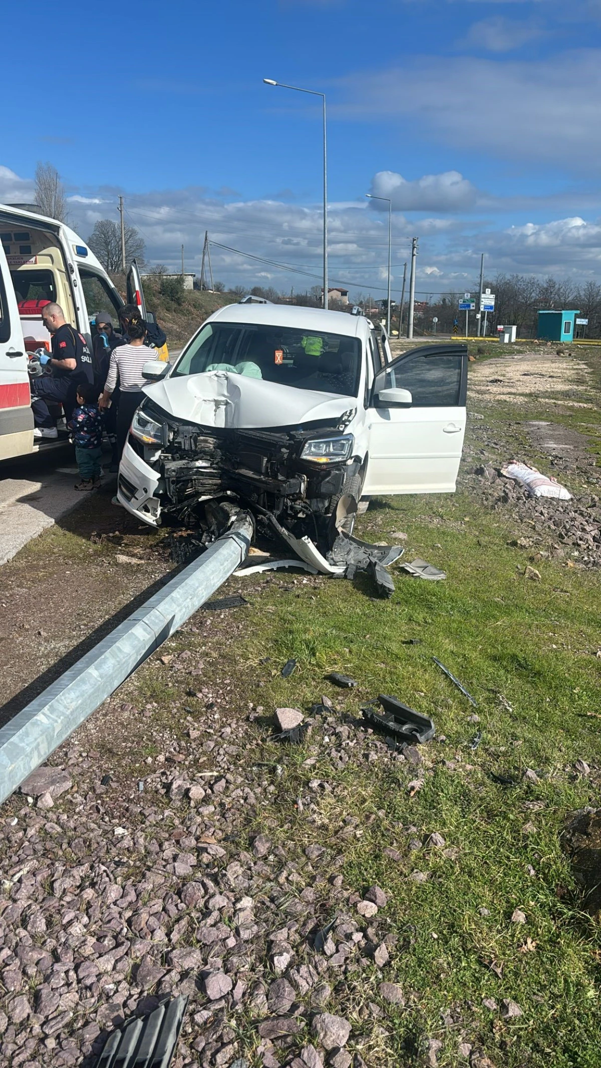 ELEKTRİK DİREĞİNE &Ccedil;ARPAN OTOMOBİLİN S&Uuml;R&Uuml;C&Uuml;S&Uuml; AĞIR YARALANDI