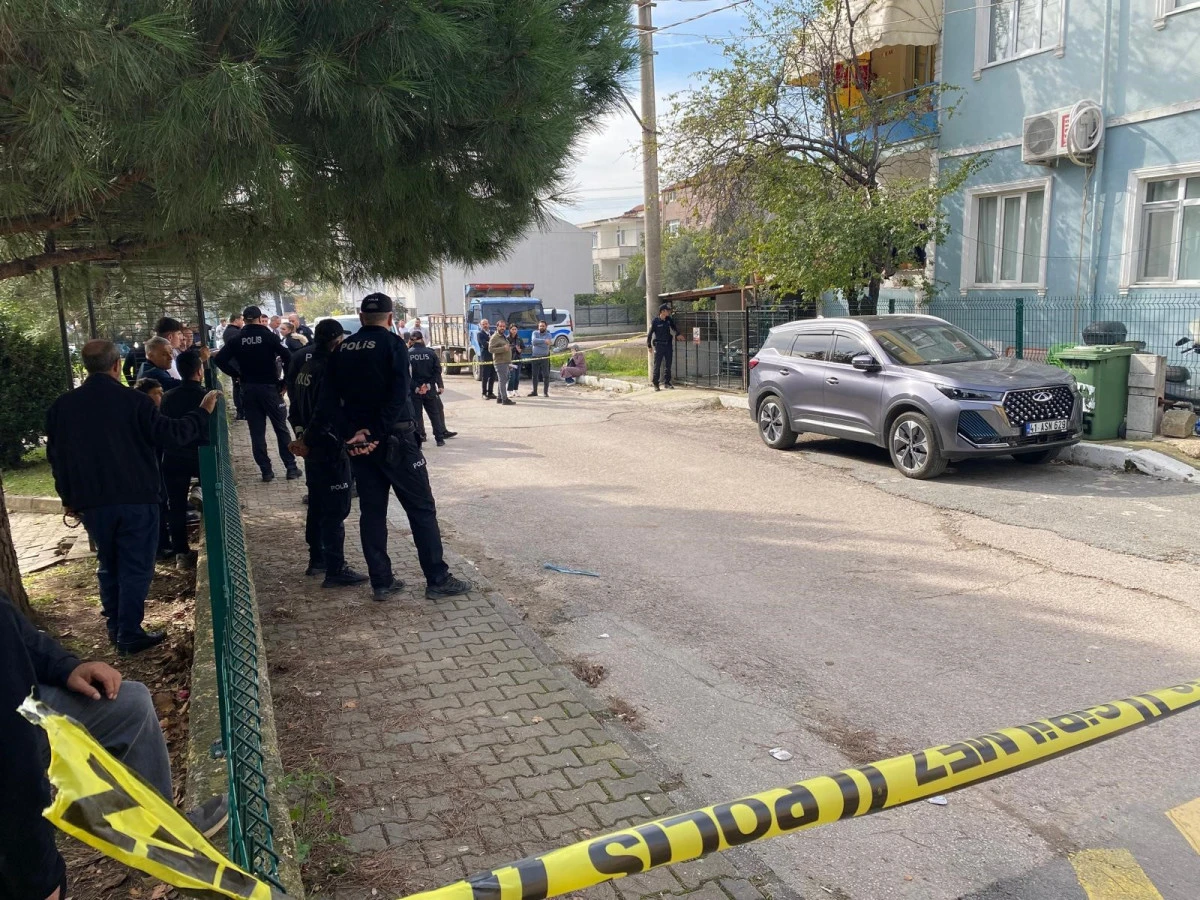 EŞİNİ BIÇAKLAYARAK ÖLDÜRDÜKTEN SONRA KENDİNİ YARALADI