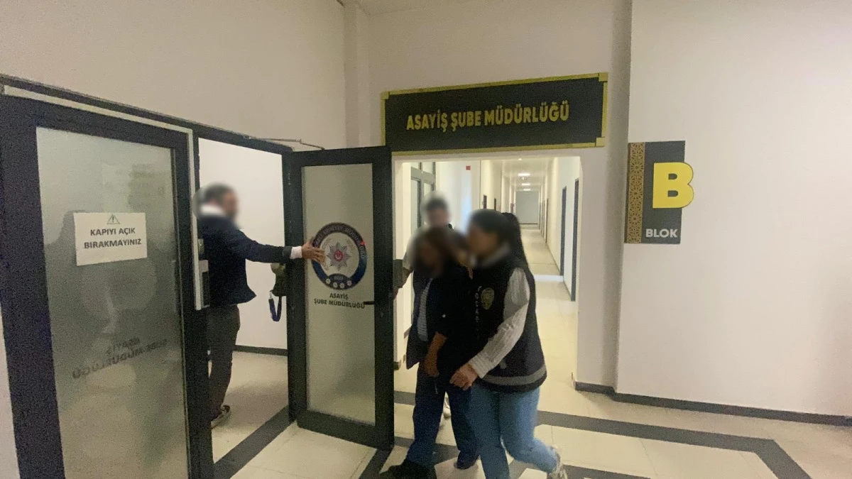 EVDEN ZİYNET EŞYASI VE NAKİT PARA &Ccedil;ALAN KADIN YAKALANDI