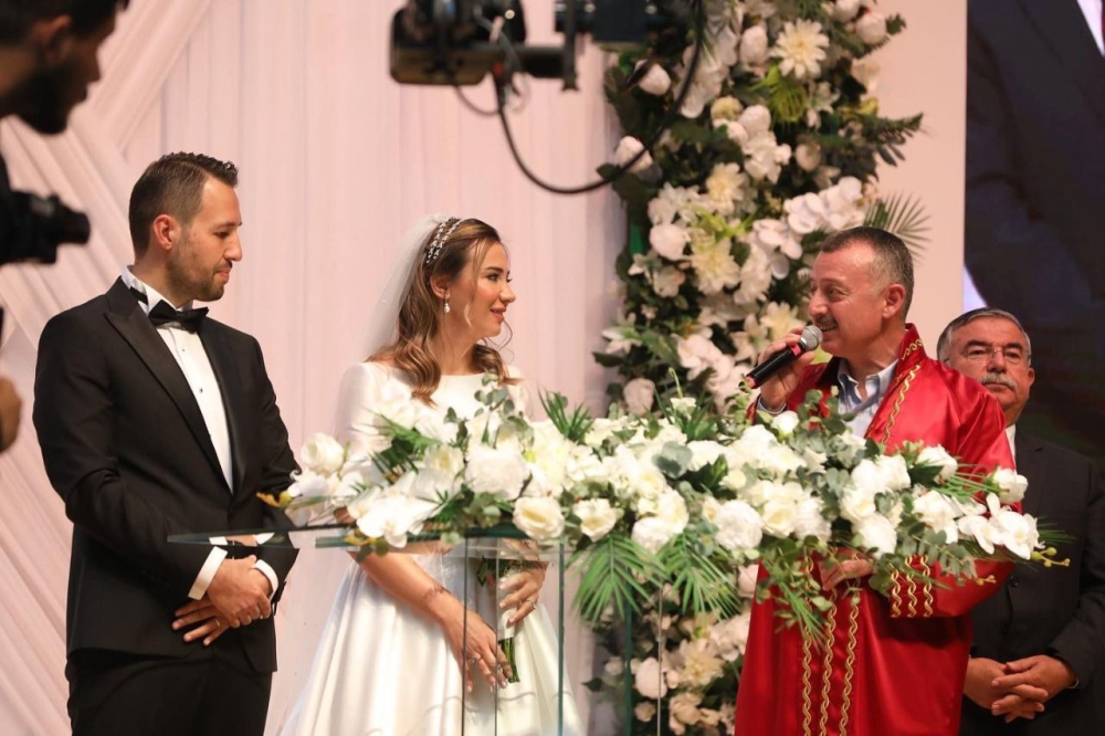 FİKRİ IŞIK'IN KIZI DÜNYAEVİNE GİRDİ 