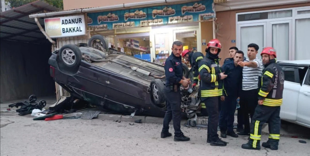 FRENİ PATLAYAN OTOMOBİL BAKKALA ÇARPTI