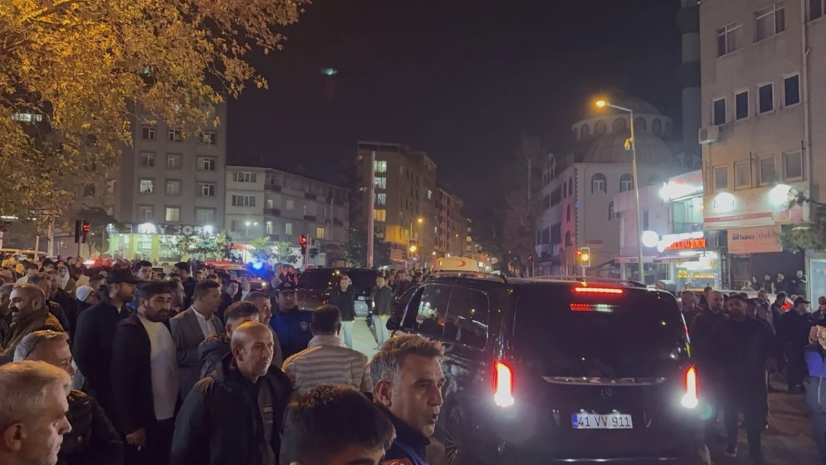 GEBZE'DE BİR BİNADA ÇATIRTI SESLERİ: BİNA TAHLİYE EDİLDİ