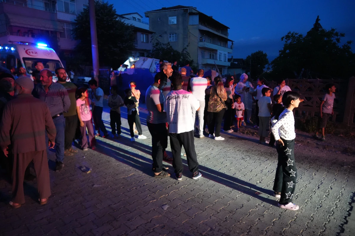 Gecekonduda &ccedil;ıkan yangın mahalleliyi sokağa d&ouml;kt&uuml;: Kundaklama ş&uuml;phesi araştırılıyor