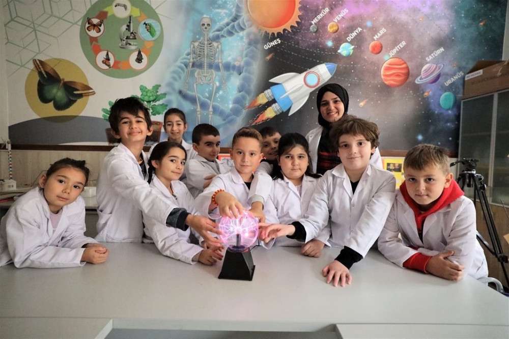 GELECEĞİN BİLİM İNSANLARI BAŞİSKELE ÇOCUK ÜNİVERSİTESİ'NDE YETİŞİYOR