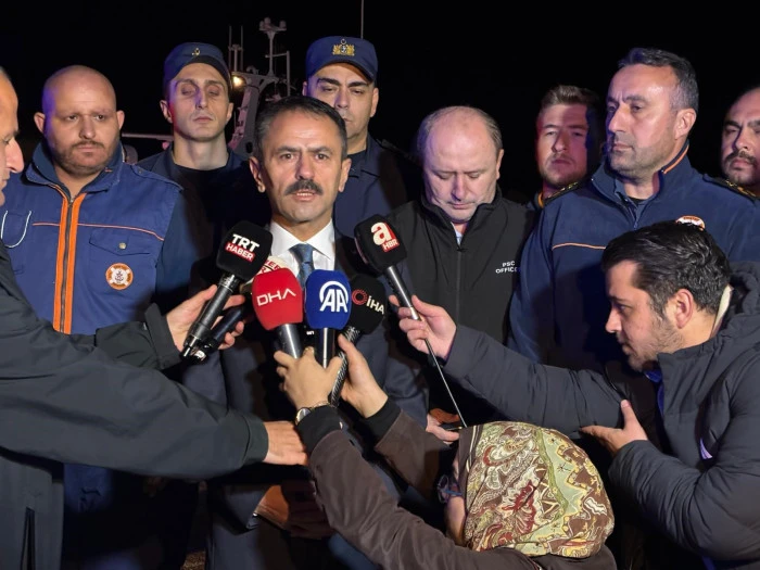 GEMİDEN TAHLİYE EDİLEN 25 PERSONEL TEDBİREN HASTANEYE GÖTÜRÜLDÜ