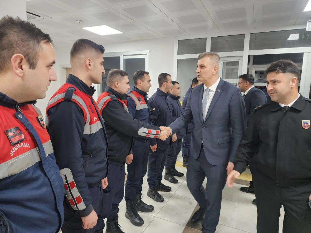 Gölcük Belediye Başkanı Sezer görevi başındaki kamu personelini yalnız bırakmadı