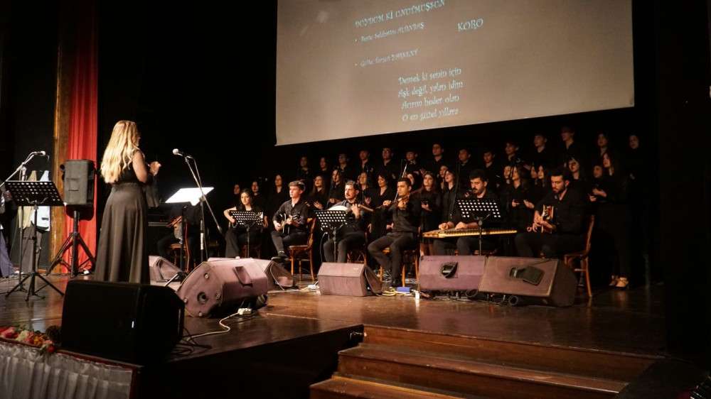 GÖLCÜKLÜ ÖĞRENCİLERİN SANAT ŞÖLENİ DİNLEYENLERİ MEST ETTİ