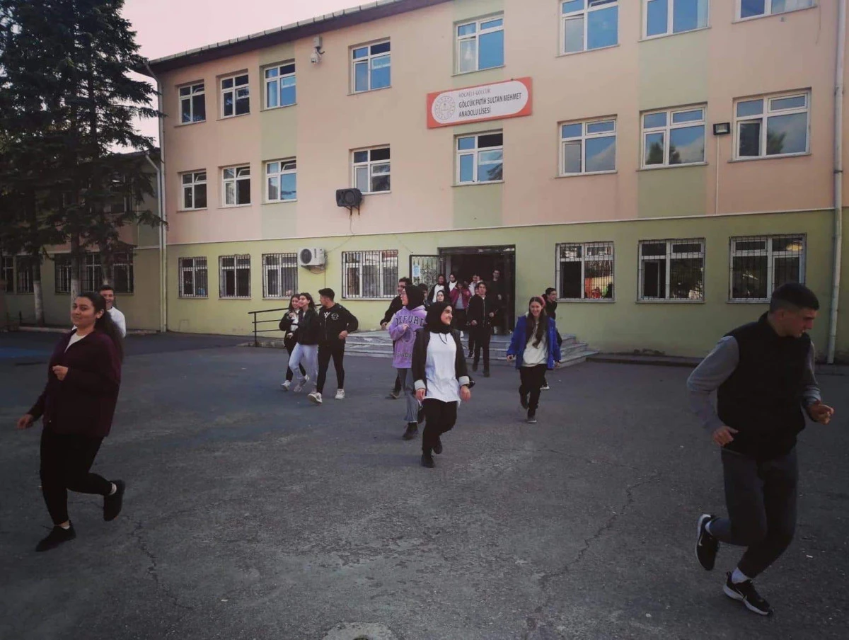 	G&Ouml;LC&Uuml;K'TE DEPREM ALARMI: 3 EĞİTİM BİNASI İ&Ccedil;İN YIKIM KARARI!