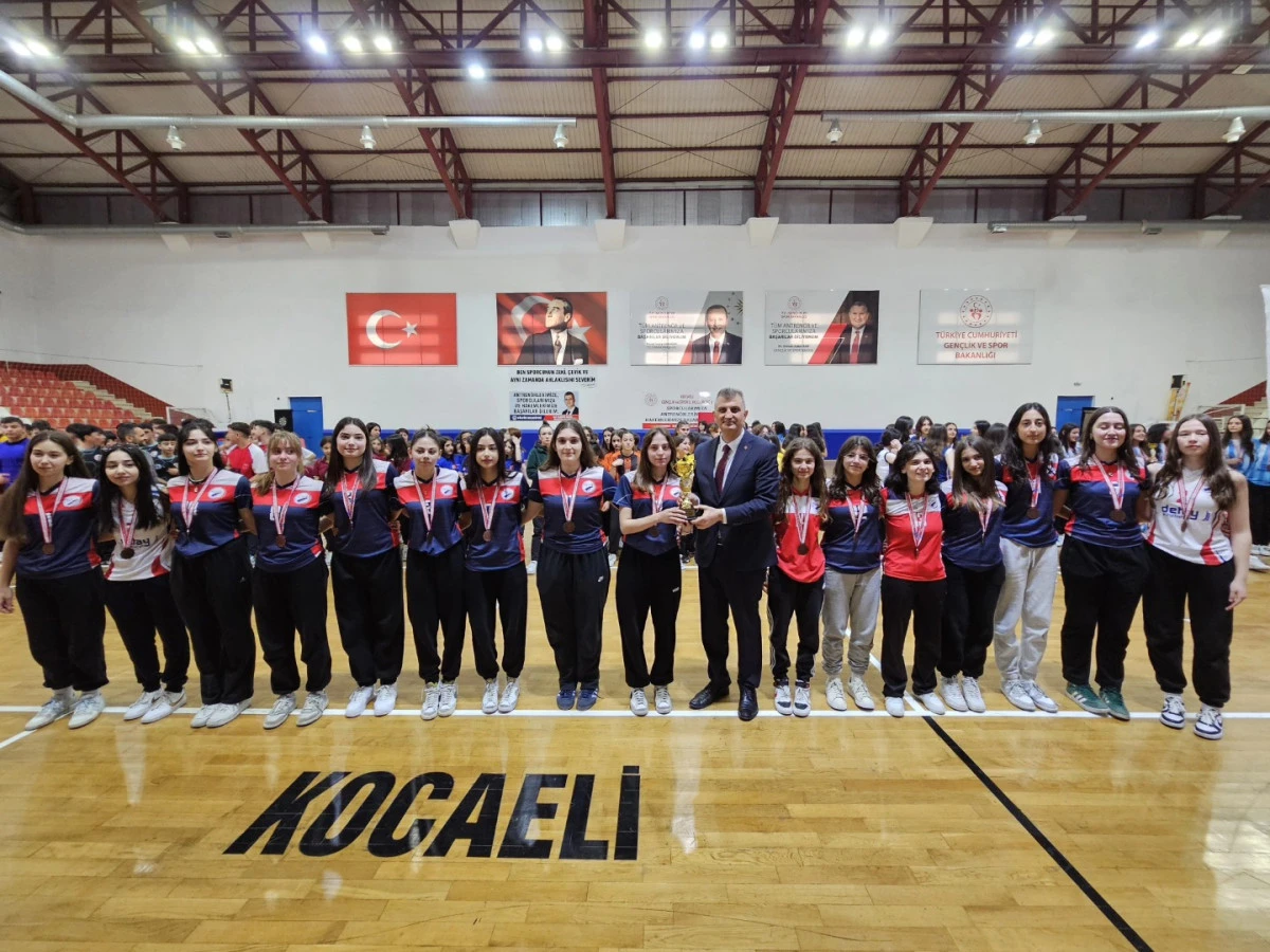 GÖLCÜK'TE OKULLAR ARASI TURNUVADA DERECEYE GİRENLER ÖDÜLLENDİRİLDİ