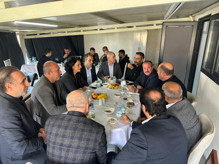 GÖLCÜK’ÜN SEVİLEN İŞ İNSANI KADİR ŞAHBAZ’DAN BİRLEŞTİRİCİ KAHVALTI PROGRAMI