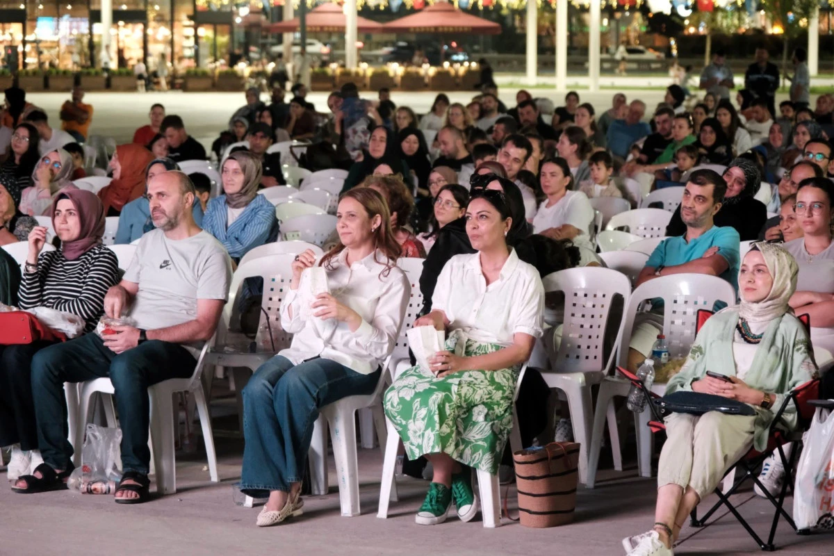 “GÜLEN GÖZLER” MİLLİ İRADE MEYDANI’NDA KEYİF VERDİ
