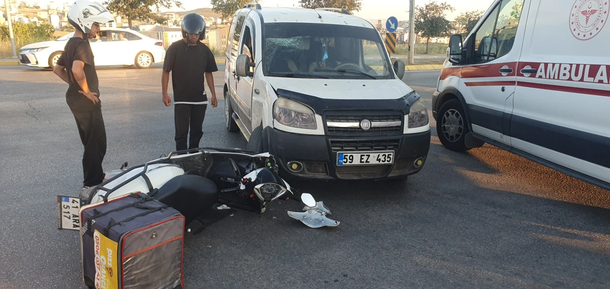 HAFİF TİCARİ ARAÇ İLE ÇARPIŞAN MOTOSİKLETLİ AĞIR YARALANDI