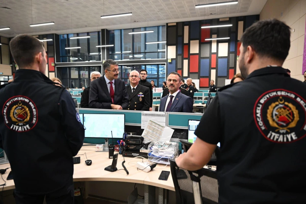 İ&Ccedil;İŞLERİ BAKAN YARDIMCISI &Ccedil;ELİK 112 ACİL &Ccedil;AĞRI MERKEZİNDE G&Ouml;REVLİ PERSONELLE BAYRAMLAŞTI