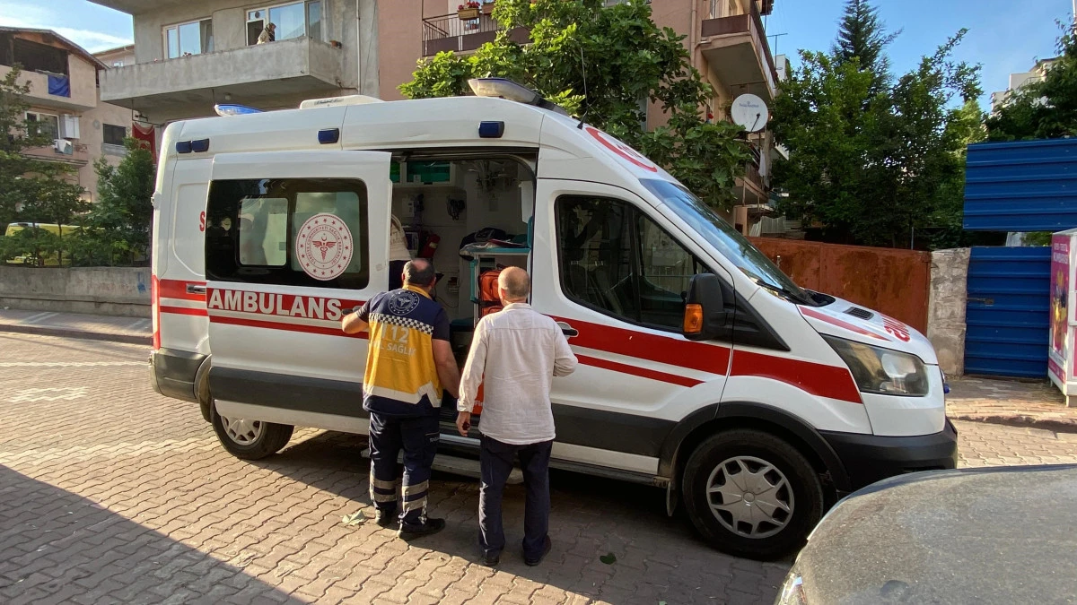 IHLAMUR TOPLAMAK İÇİN ÇIKTIĞI AĞAÇTAN DÜŞEREK DEMİR KORKULUKLARA SAPLANDI
