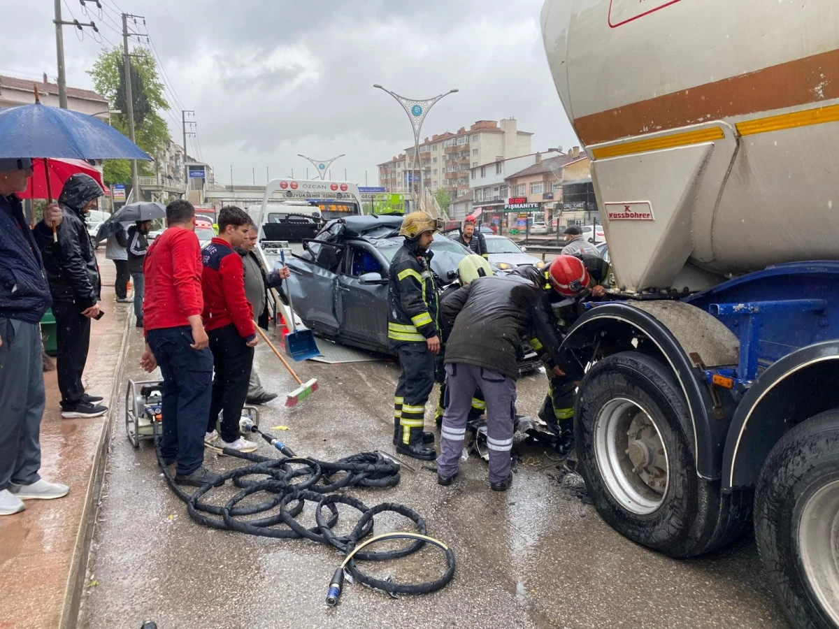 İKİ TIRIN ARASINDA SIKIŞAN OTOMOBİL KAĞIT GİBİ EZİLDİ: S&Uuml;R&Uuml;C&Uuml; SAĞ KURTULDU