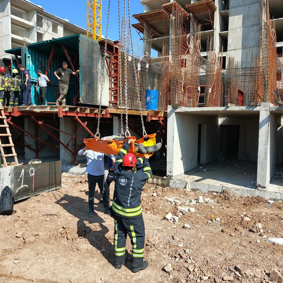 İNŞATTA FENALAŞAN İŞÇİYE VİNÇ YARDIMIYLA MÜDAHALE EDİLDİ