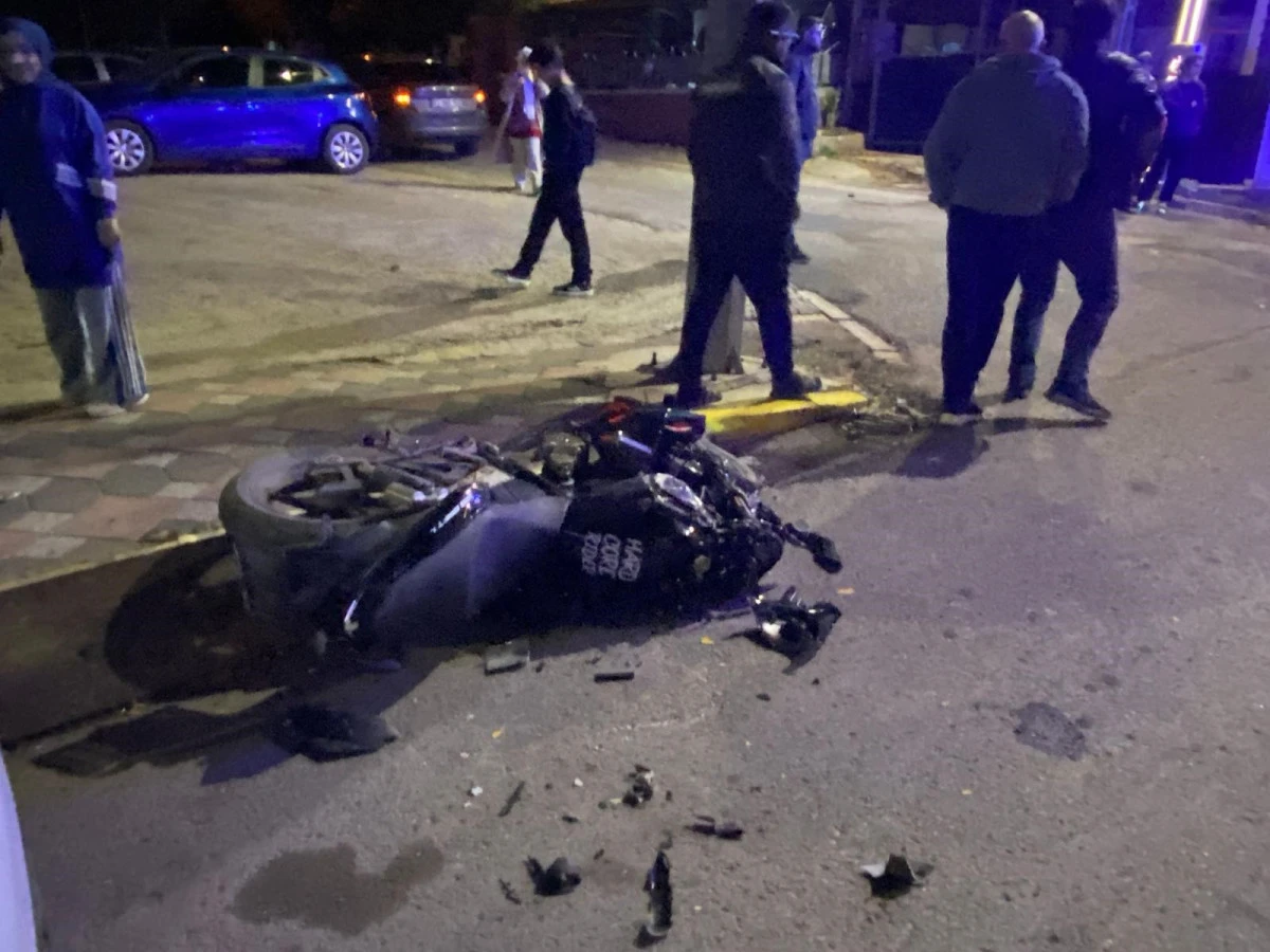 İŞ MAKİNESİ İLE ÇARPIŞAN MOTOSİKLETLİ AĞIR YARALANDI