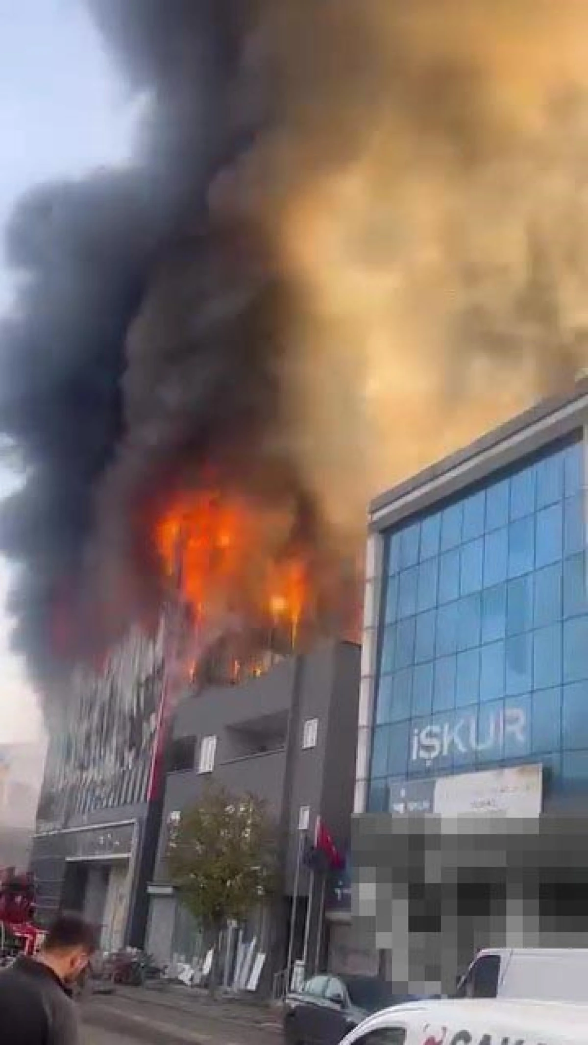 İŞ YERİNDE YANGIN, ÇOK SAYIDA EKİP SEVK EDİLDİ