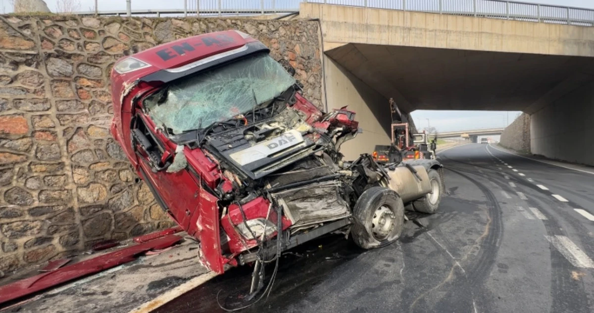 İSTİNAT DUVARINA &Ccedil;ARPAN TIRIN S&Uuml;R&Uuml;C&Uuml;S&Uuml; AĞIR YARALANDI