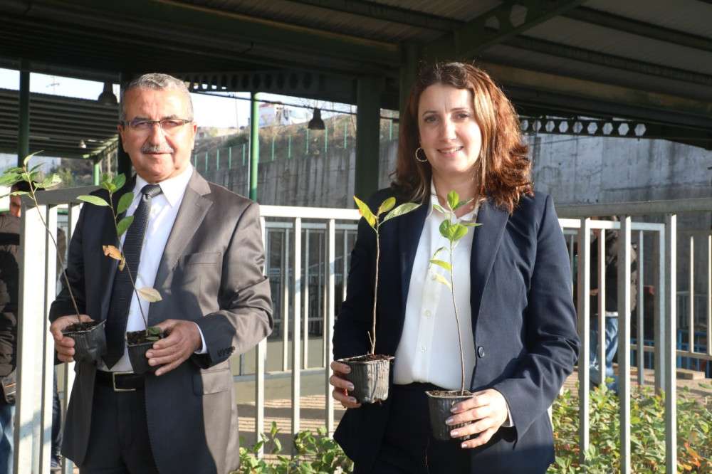 İZMİT BELEDİYESİNİN HİBE DESTEĞİYLE ÇİFÇİ TOPRAĞINA SÜPER MEYVELER EKECEK 