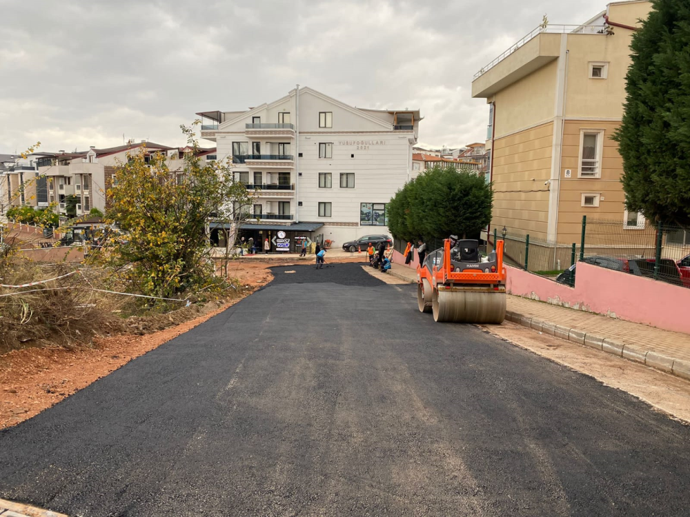 İZMİT ORHAN MAHALLESİ GAFFAR OKKAN SOKAK’TA ALTYAPI SONRASI ÜSTYAPIYA BAŞLANDI