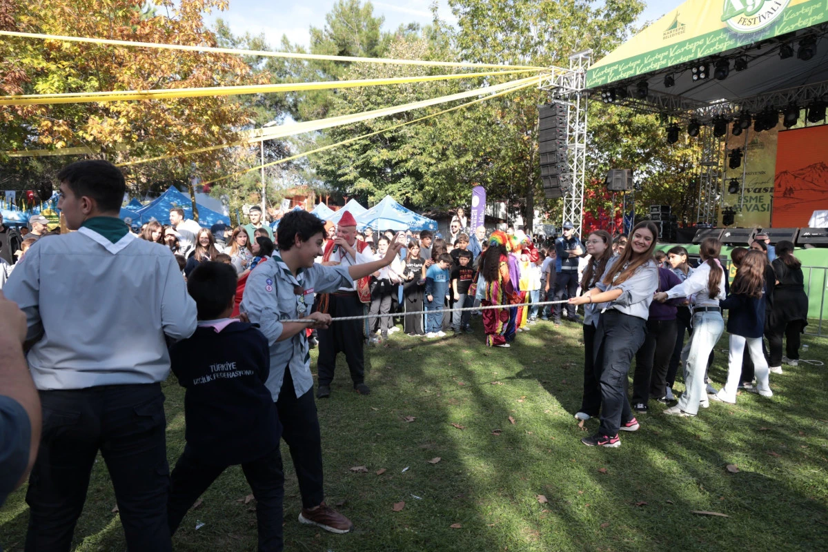 KALİTESİYLE ÜNLÜ EŞME AYVASI, FESTİVALLE GÖRÜCÜYE ÇIKTI