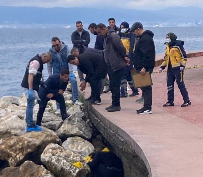 KARAMÜRSEL SAHİLİNDE ERKEK CESETİ BULUNDU