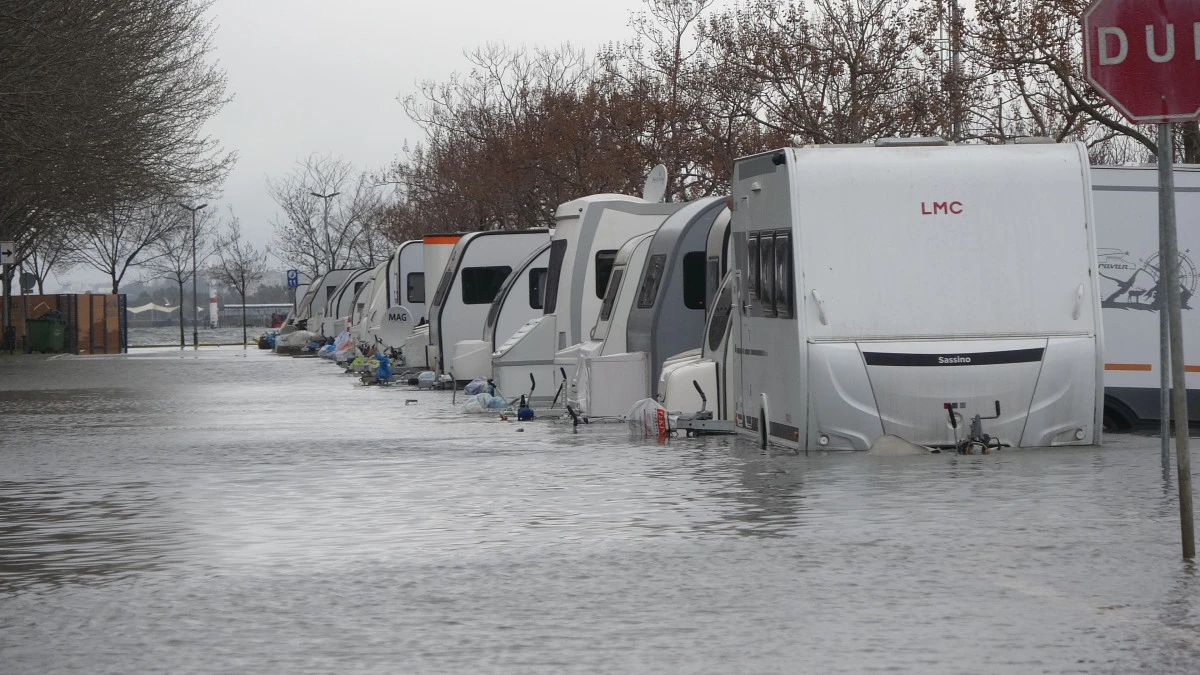  KARAVANLAR SU İ&Ccedil;İNDE KALDI, OTOPARK SULARA TESLİM OLDU