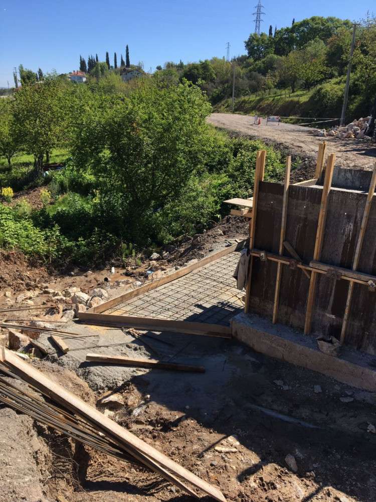 KARAMÜRSEL YAKUT SOKAKTA MENFEZ,TAŞ DUVAR VE ASFALT 