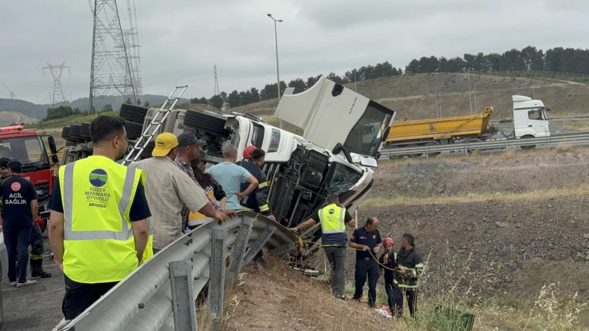 KARPUZ YÜKLÜ TIR DEVRİLDİ: 1 ÖLÜ, 3 YARALI