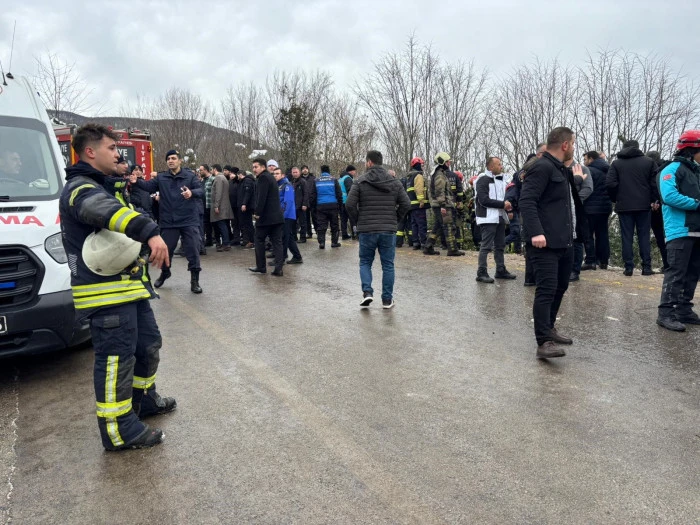 KARTEPE'DE OTOB&Uuml;S DEVRİLDİ: &Ccedil;OK SAYIDA YARALI VAR!