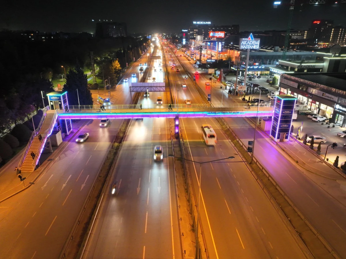 KOCAELİ BİLİŞİM FUARI’NIN RENKLERİ ÜST GEÇİTLERDE