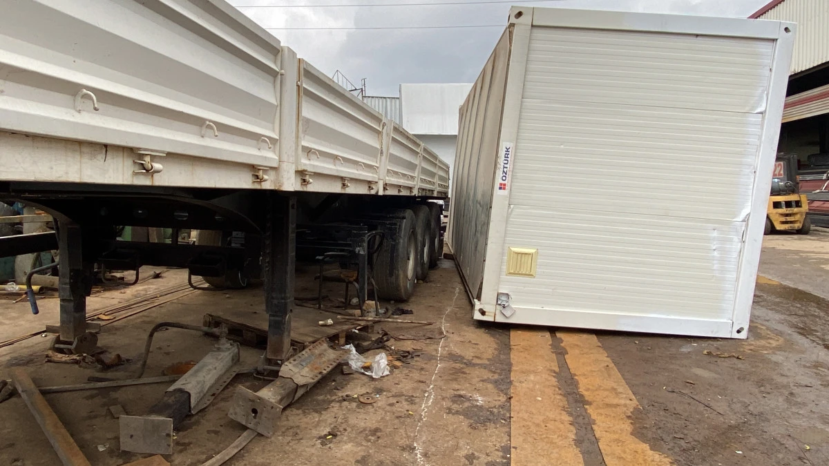 KONTEYNER İLE TIR DORSESİ ARASINDA SIKIŞAN İŞ&Ccedil;İ YARALANDI