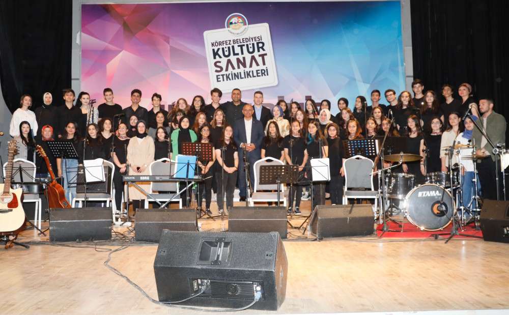 KÖRFEZ BELEDİYESİ GENÇLİK KOROSU BÜYÜLEDİ