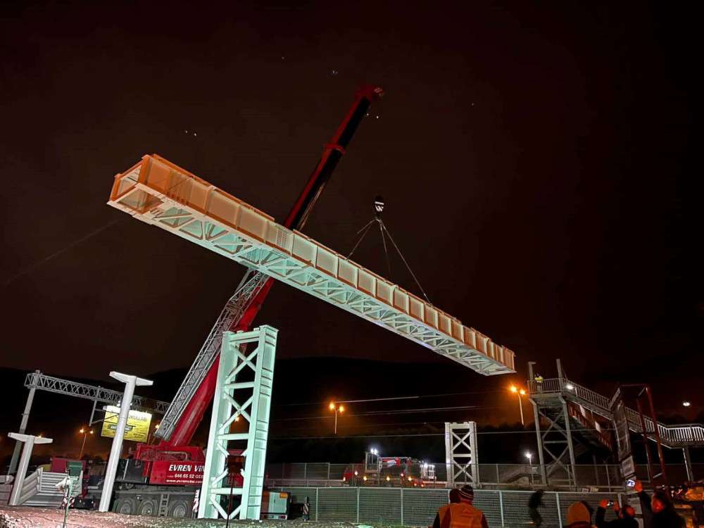 KÖRFEZ ŞİRİNYALI ÜSTGEÇİDİNDE TABLİYE MONTAJI