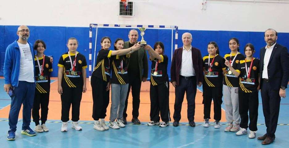 KÖRFEZ'DE ŞAMPİYON ULUĞBEY ORTAOKULU!