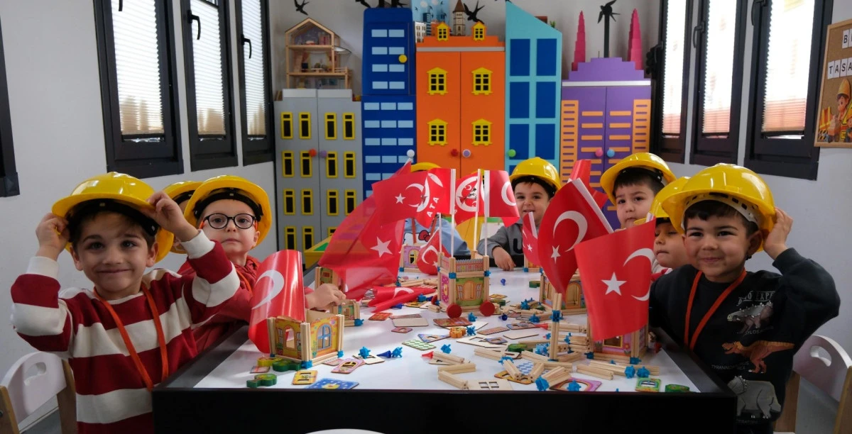 LOKOMOTİF&rsquo;TE İLK DERS ZİLİ &ldquo;BAYRAK SEVGİSİ&rdquo; İLE &Ccedil;ALDI