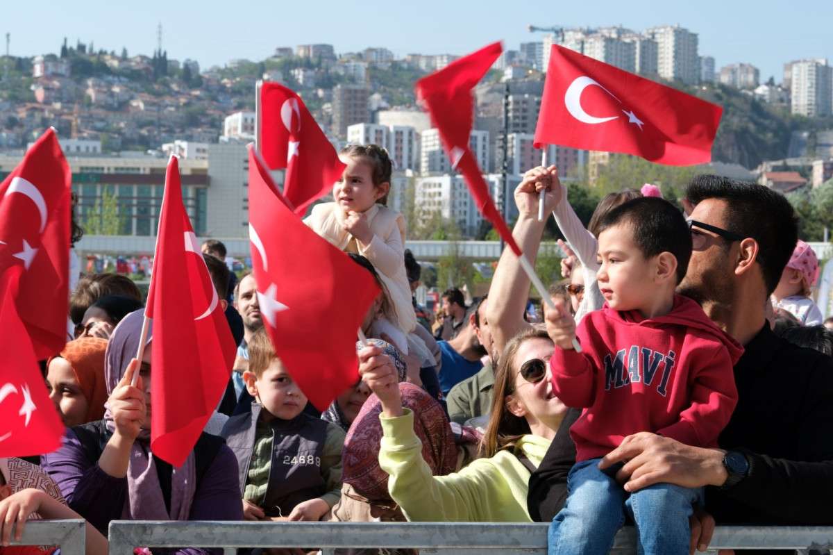 MİLLİ İRADE MEYDANI ÇOCUKLARIN NEŞESİ İLE CIVIL CIVIL