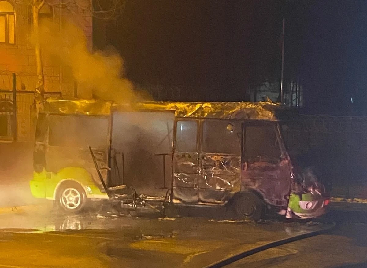 MİNİB&Uuml;S ALEVLERE TESLİM OLDU