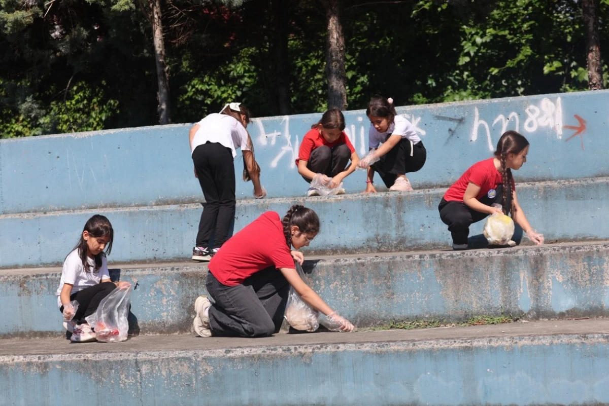 &Ouml;ğrencilerinden Mıntıka Temizliği