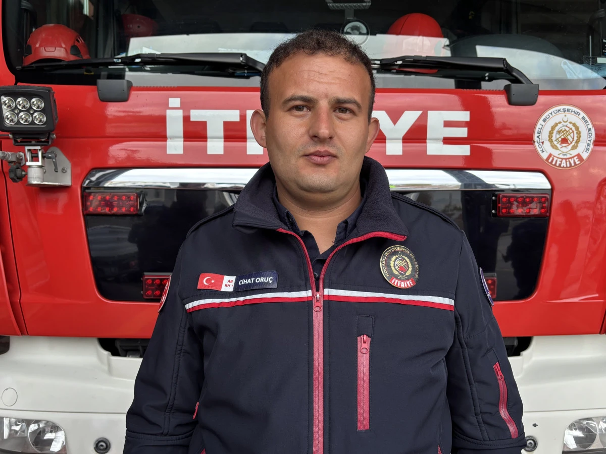 OKSİJEN MASKESİNİ VATANDAŞA VEREN İTFAİYE ERİ, O ANLARI ANLATTI: 