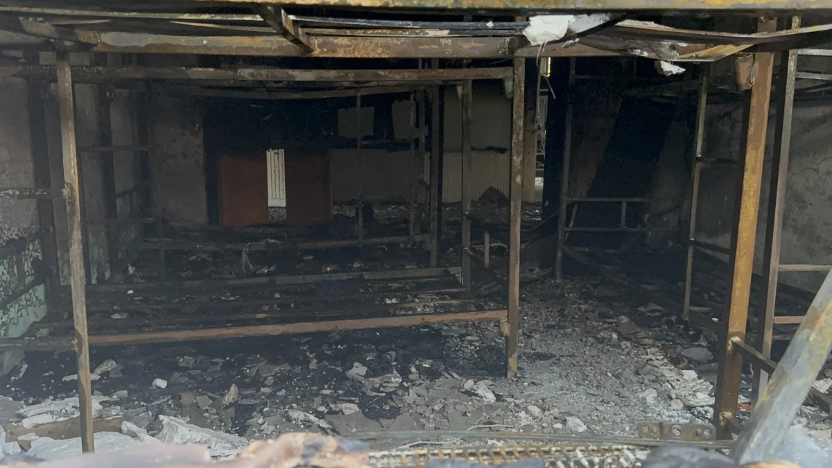 ÖNCE BIÇAK ÇEKTİ, SONRA BİNAYI YAKTI: İŞÇİLER ALEVLERDEN ÇARŞAF BAĞLAYARAK KURTULDU