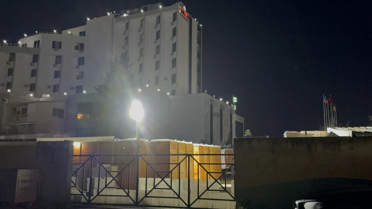 OTELİN BAH&Ccedil;ESİNDE PARK HALİNDEKİ KARAVAN ALEV ALEV YANDI