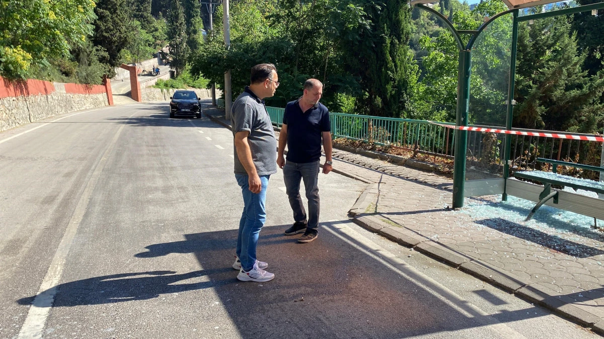 OTOBÜS DURAĞINA SALDIRDILAR