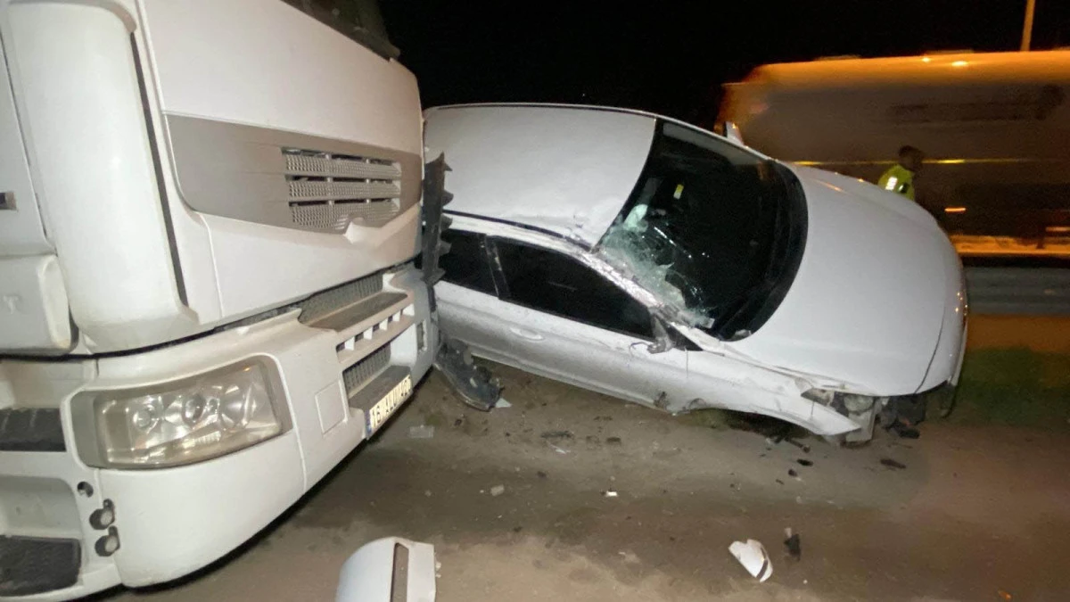 OTOMOBİL BARİYERLERDE 15 METRE S&Uuml;R&Uuml;KLENEREK TIRA &Ccedil;ARPTI: 4 YARALI