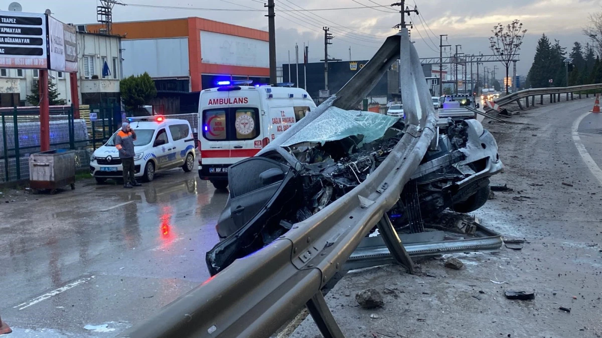 OTOMOBİL BARİYERLERE OK GİBİ SAPLANDI