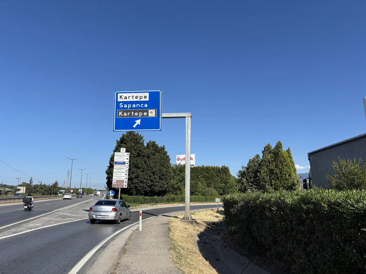 Panelvan y&ouml;n tabelasına &ccedil;arptı: 1 &ouml;l&uuml;, 2 yaralı