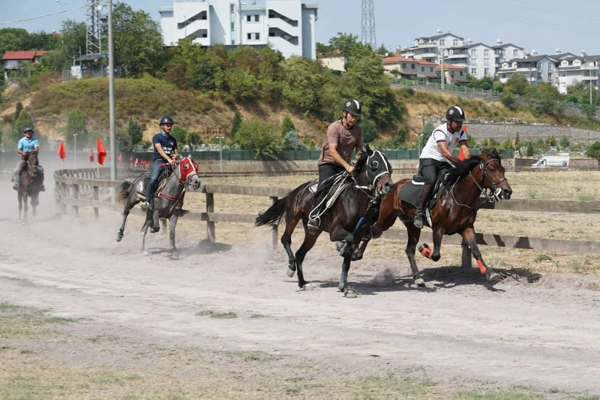 RAHVAN AT YARIŞI GÖLCÜK KOŞUSU NEFESLERİ KESTİ